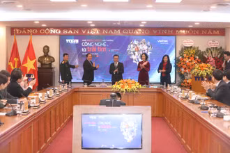 Các đại biểu khai trương website của Giải thưởng “Công nghệ từ trái tim – Technology with heart”.