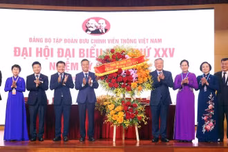 Đoàn Chủ tịch Đại hội đón nhận lẵng hoa chúc mừng của Đảng ủy Chính phủ