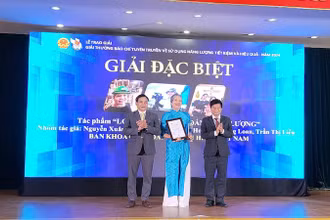 Ban tổ chức trao giải Đặc biệt cho đại diện nhóm tác giả.