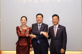 Bộ trưởng Công thương Nguyễn Hồng Diên tiếp Bộ trưởng Thương mại Campuchia Cham Nimul và Bộ trưởng Công nghiệp, Khoa học và Đổi mới Công nghệ Campuchia Hem Vandy.