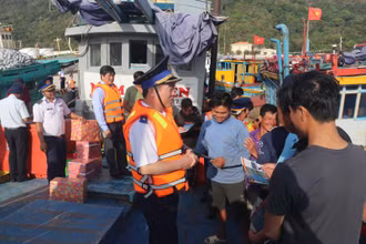 Trung tướng Bùi Quốc Oai, Bí thư Đảng ủy, Chính ủy Cảnh sát biển thăm hỏi động viên ngư dân các tỉnh phía Nam và tuyên truyền chống khai thác IUU tại cảng cá Bến Đầm, huyện Côn Đảo, tỉnh Bà Rịa - Vũng Tàu. Ảnh: Báo Tin tức