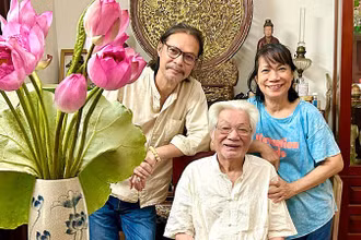 GS, NSND Trần Bảng cùng con gái Trần Thị Mây và con trai NSƯT Trần Lực. (Ảnh: Trang cá nhân nghệ sĩ Trần Lực)