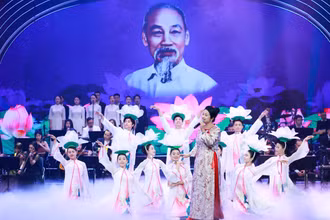 Chương trình "Người là niềm tin tất thắng" được dàn dựng công phu, mang đến nhiều cảm xúc.