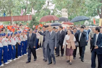 Thiếu nhi tỉnh Nghệ An chào đón Chủ tịch Đảng, Chủ tịch nước Lào Khamtay Siphandone tới thăm năm 2002. (Ảnh: TTXVN)