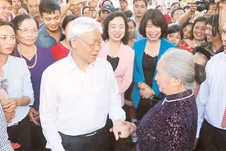 Tổng Bí thư Nguyễn Phú Trọng với nhân dân thôn Tháp Thượng, xã Song Phượng, huyện Đan Phượng (Hà Nội). Ảnh: TRÍ DŨNG (TTXVN)