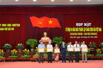 Lãnh đạo Thành ủy Cần Thơ trao Huy hiệu Đảng tặng 6 đồng chí cao niên tuổi Đảng.