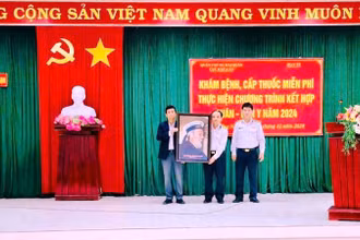 Trưởng đoàn công tác của Vùng 3 Hải quân, Thượng tá Trần Hoàng An tặng quà lưu niệm cho đại diện xã Quảng Ngạn huyện Quảng Điền, tỉnh Thừa Thiên Huế.