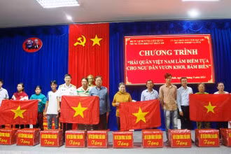 Tặng áo phao, cờ Tổ quốc và quà cho các gia đình ngư dân có hoàn cảnh khó khăn.