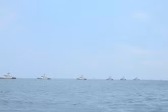 Đội hình tàu Hải quân Indonesia trong buổi tổng duyệt .