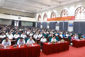 Đoàn cán bộ Công đoàn Y tế Việt Nam, Bộ Y tế cùng đội ngũ y, bác sĩ các nhà tài trợ nghe báo cáo về tình hình biển, đảo hiện nay.