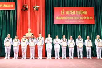 Trao thưởng cho các quân nhân chuyên nghiệp tiêu biểu, xuất sắc.