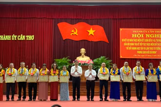 Lãnh đạo Thành ủy Cần Thơ trao bằng khen cho tập thể điển hình trong học tập và làm theo Bác.