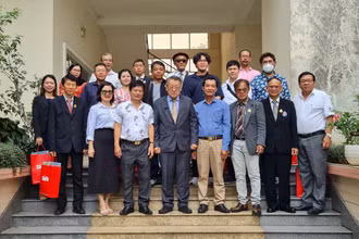 Đoàn đại biểu Hội Nhà báo tỉnh Chiang Mai (Thái Lan) chụp ảnh lưu niệm với Báo Cần Thơ.