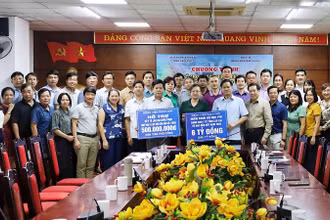 Đoàn công tác Bộ Y Tế tặng quà cho ngành y tế Lào Cai chiều 21/9.