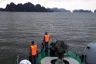 Các tàu của Vùng 1 Hải quân tiếp tục tìm kiếm thi thể ngư dân gặp nạn trên biển.