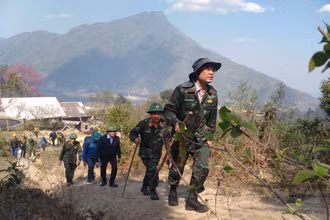 Lãnh đạo địa phương và các lực lượng trực tiếp vào hiện trường vụ cháy rừng.