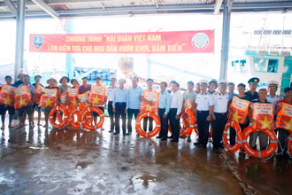 Tặng áo phao, cờ Tổ quốc và quà cho ngư dân tỉnh Ninh Thuận.