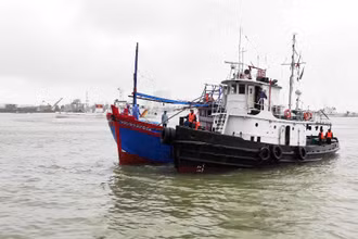 Tàu cá QNg 94373-TS được tàu của Vùng 3 Hải quân lai dắt vào Quân cảng an toàn.