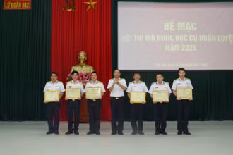 Trao giải cho các đội.