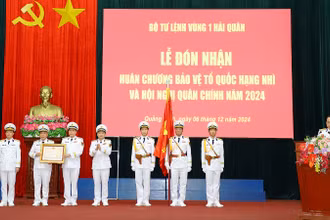 Thừa ủy quyền của Chủ tịch nước, Trung tướng Nguyễn Văn Bổng trao tặng Huân chương Bảo vệ Tổ quốc hạng Nhì cho tập thể Vùng 1 Hải quân.