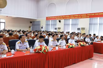 Các đại biểu và thí sinh tham dự lễ bế mạc và trao giải. 