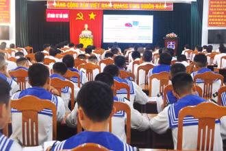 Cán bộ, chiến sỹ Lữ đoàn 167 Hải quân nghiên cứu, trao đổi nâng cao nhận thức pháp luật trên nền tảng số.