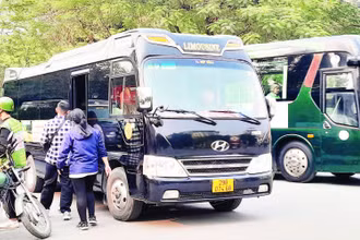 Khu vực Nhà hát Lớn trở thành điểm trung chuyển du khách, gây mất trật tự an toàn giao thông.