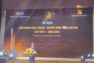 Đồng chí Lê Trường Giang, Giám đốc Đài Phát thanh-Truyền hình Lào Cai, Trưởng Ban Tổ chức liên hoan báo cáo và phát biểu ý kiến.