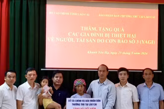 Đoàn công tác tặng sổ tiết kiệm cho cháu Nguyễn Ánh Thủy (sinh năm 2022) bị mất cả bố và mẹ tại xã Khánh Yên Hạ.