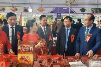 Gian hàng giới thiệu các đặc sản huyện Bảo Thắng (Lào Cai) tại một hội chợ thương mại.