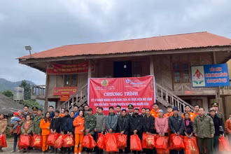 Hai đơn vị phối hợp tặng quà cho bà con xã Bản Hồ, thị xã Sa Pa (Lào Cai).