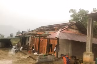 Nhà bị tốc mái do giông lốc tại xã Mường Hum, huyện Bát Xát Lào Cai ngày 29/3.