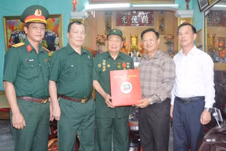 Đồng chí Giàng Seo Vần, Chủ tịch Ủy ban Mặt trận Tổ quốc Việt Nam tỉnh Lào Cai, cùng Đoàn công tác tặng quà cho cụ ông Nguyễn Công Sứ, Tổ dân phố Phú Cường, Phố Lu, Bảo Thắng (Lào Cai).