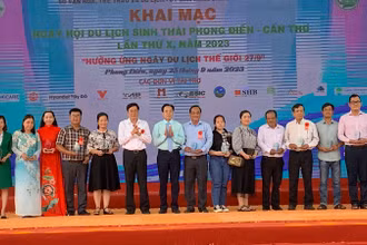 Lãnh đạo Thành ủy Cần Thơ và huyện Phong Điền tặng quà lưu niệm cho các đơn vị tham gia ngày hội.