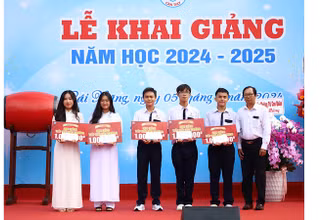Trao học bổng tiếp sức đến trường cho học sinh Trường THPT chuyên Lý Tự Trọng.