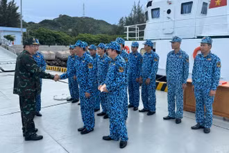 Kiểm tra công tác sẵn sàng chiến đấu của Trung đoàn 196 Hải quân. 