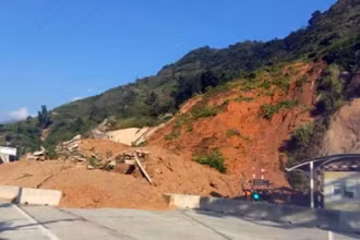 Sạt lở tại Km12+640, Tỉnh lộ 155, xã Trung Chải, thị xã Sa Pa (Lào Cai) ngày 7/10.