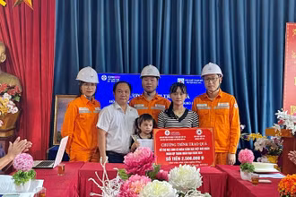 Trao quà cho các em học sinh của trường mầm non Tả Chài, huyện Bắc Hà (Lào Cai). 