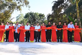 Lãnh đạo Cần Thơ, Bộ Chỉ huy Quân sự thành phố cắt băng khánh thành tuyến giao thông ở xã Nhơn Ái dịp Tết quân dân.