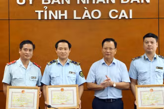 Các cá nhân có thành tích xuất sắc trong chống buôn lậu, gian lận thương mại ở Lào Cai được Ban chỉ đạo 389 Quốc gia tặng Bằng khen chiều 25/7.
