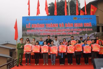 Bộ Công an bàn giao nhà và tặng quà cho các hộ dân tại khu dân cư tái thiết xóm Đồi Gianh, thôn Nâm Than, thị xã Sa Pa sáng 21/1.