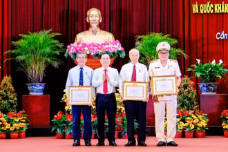 Lãnh đạo Thành ủy Cần Thơ trao Huy hiệu Đảng tặng các đồng chí cao niên tuổi đảng.