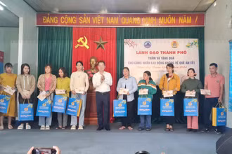 Bí thư Thành ủy Đà Nẵng thăm, chúc tết và tặng quà công nhân lao động hoàn cảnh khó khăn, không có điều kiện về quê đón Tết. 