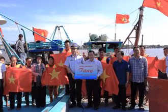 Lãnh đạo, chỉ huy Vùng 5 Hải quân trao tặng 300 lá cờ Tổ quốc cho xã Tam Giang Đông.