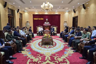 Quang cảnh buổi tiếp, làm việc với đoàn công tác cấp cao tỉnh Savannakhet, Lào.