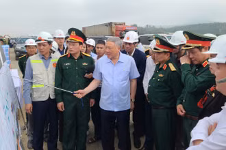 Phó Thủ tướng Thường trực Nguyễn Hòa Bình khảo sát hiện trường và làm việc với lãnh đạo thành phố Đà Nẵng, chủ đầu và nhà thầu cao tốc Hòa Liên-Túy Loan.