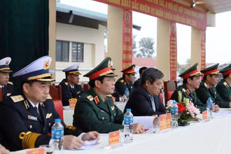 Đại tướng Nguyễn Tân Cương, Ủy viên Trung ương Đảng, Tổng Tham mưu trưởng Quân đội nhân dân Việt Nam, Thứ trưởng Quốc phòng; đồng chí Vũ Đại Thắng, Ủy viên Trung ương Đảng, Bí thư Tỉnh ủy cùng các đại biểu dự Lễ ra quân huấn luyện của Lữ đoàn 147, Vùng 1 Quân chủng Hải quân.