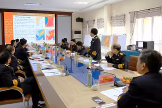 Hội đồng Khoa học và Công nghệ Quân chủng Hải quân nghe báo cáo đề tài “Nghiên cứu đặc điểm dòng chảy, sóng nội trong môi trường vùng biển Nam Trung Bộ phục vụ hoạt động của lực lượng Hải quân”.
