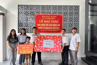 Khánh thành và bàn giao Nhà Đồng đội cho thiếu tá Vũ Văn Bắc.
