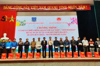 Bộ Tư lệnh Vùng Cảnh sát biển 2 trao quà cho ngư dân nghèo quận Liên Chiểu, Đà Nẵng.